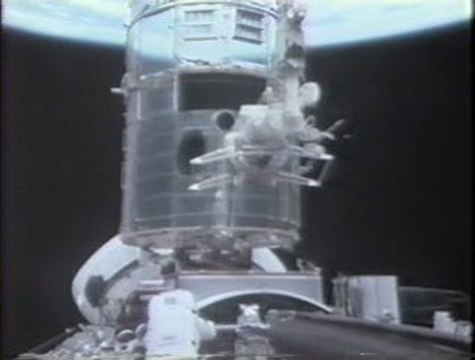 UFO behind NASA astronauts!