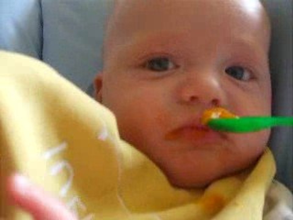 première cuillère de carottes