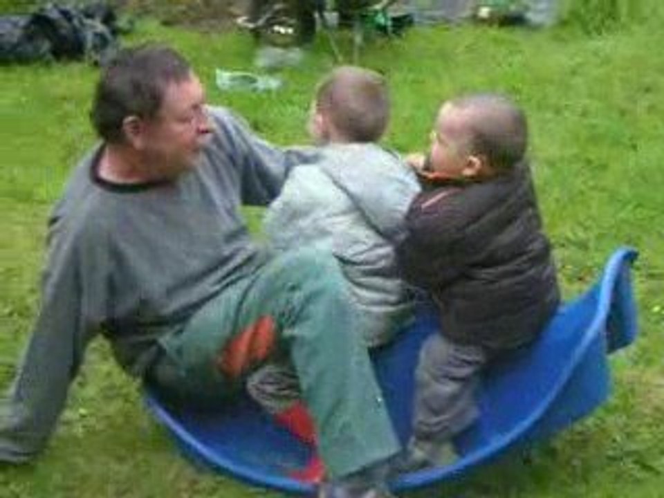 papi fait du cheval à bascule !