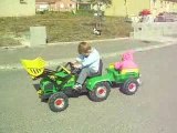 Clément et Alyssa font du tracteur à pédales