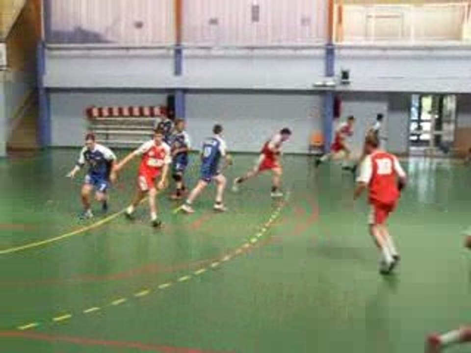 Un public une attaque qui percut et un gardien qui défent
