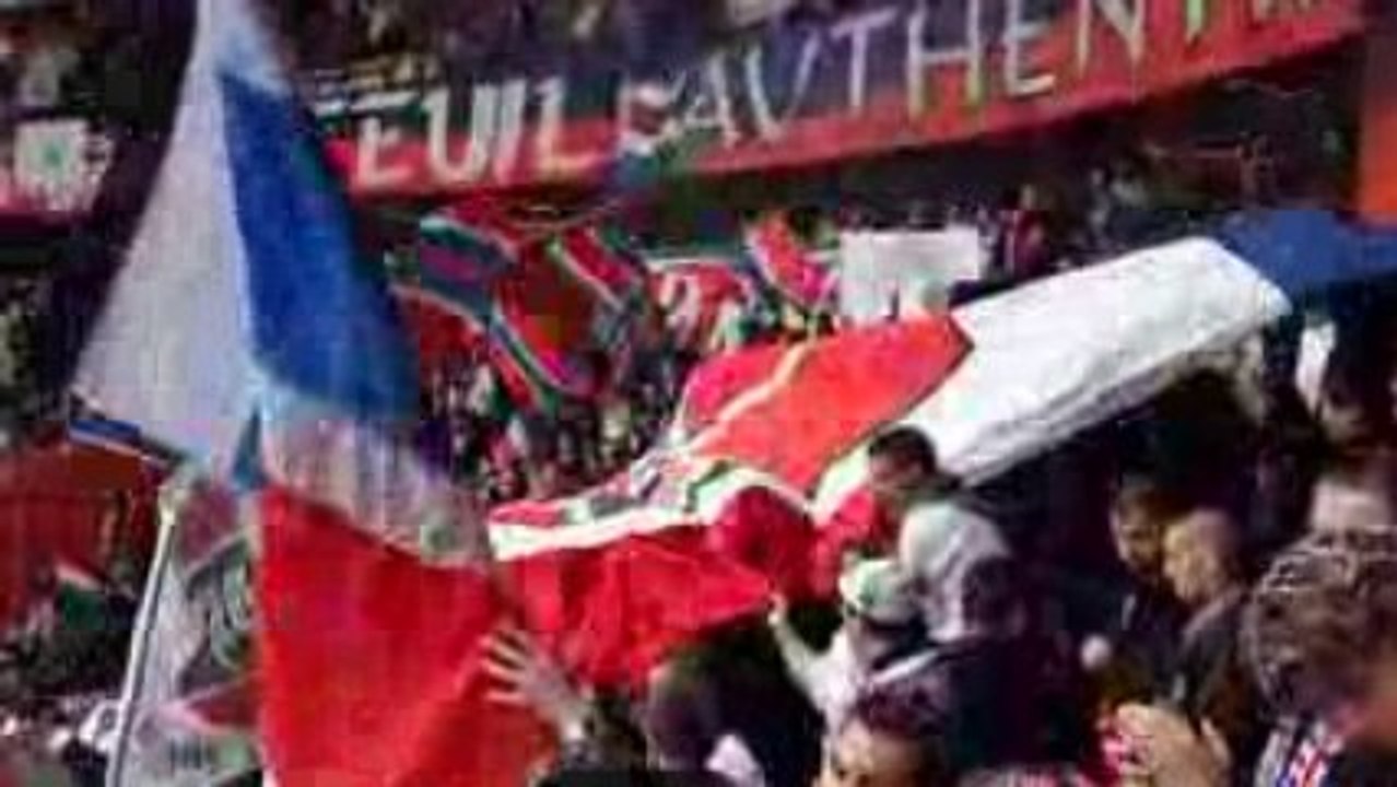 PSG - RENNES : FUMI 1 + TIFO PUISSANCE PARIS (G ROUGE) HQ