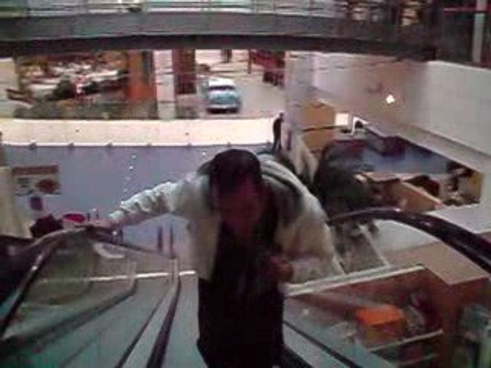 Régis chutte dans un escalator