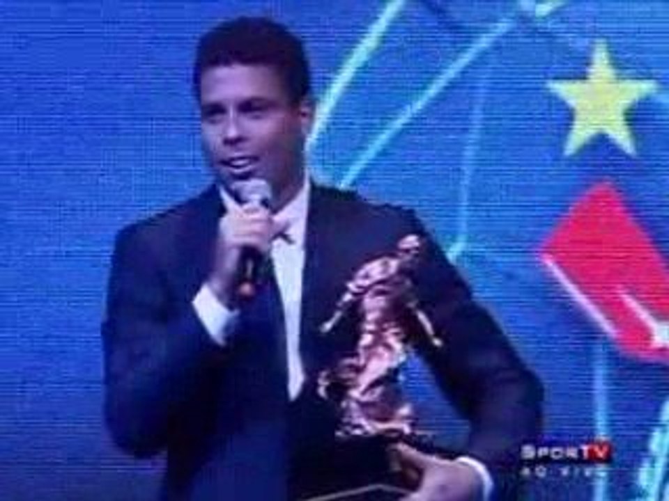 Ronaldo recebe premio de craque do paulistao 2009