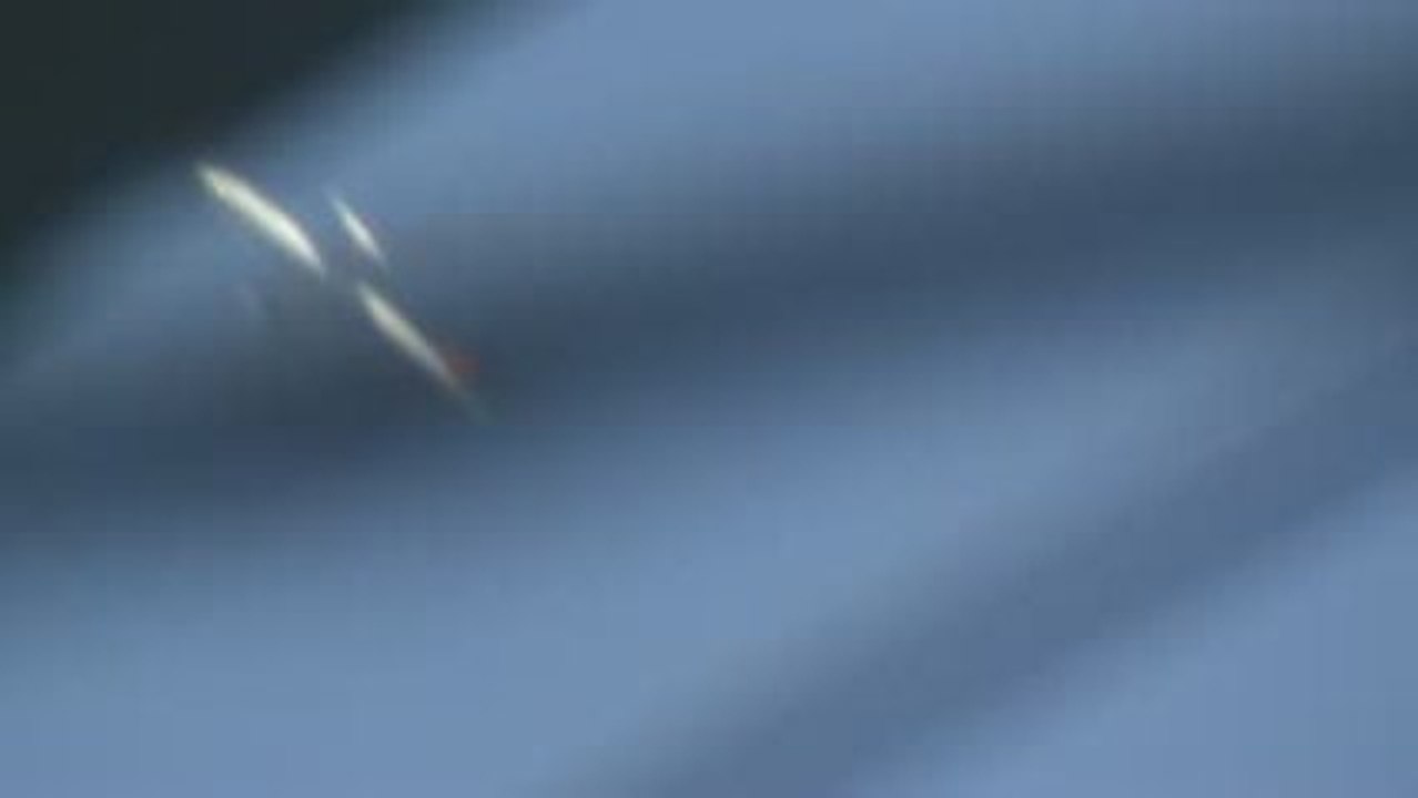 UFO под самолётам пролетает 04.05.2009 Russia, Moscow.