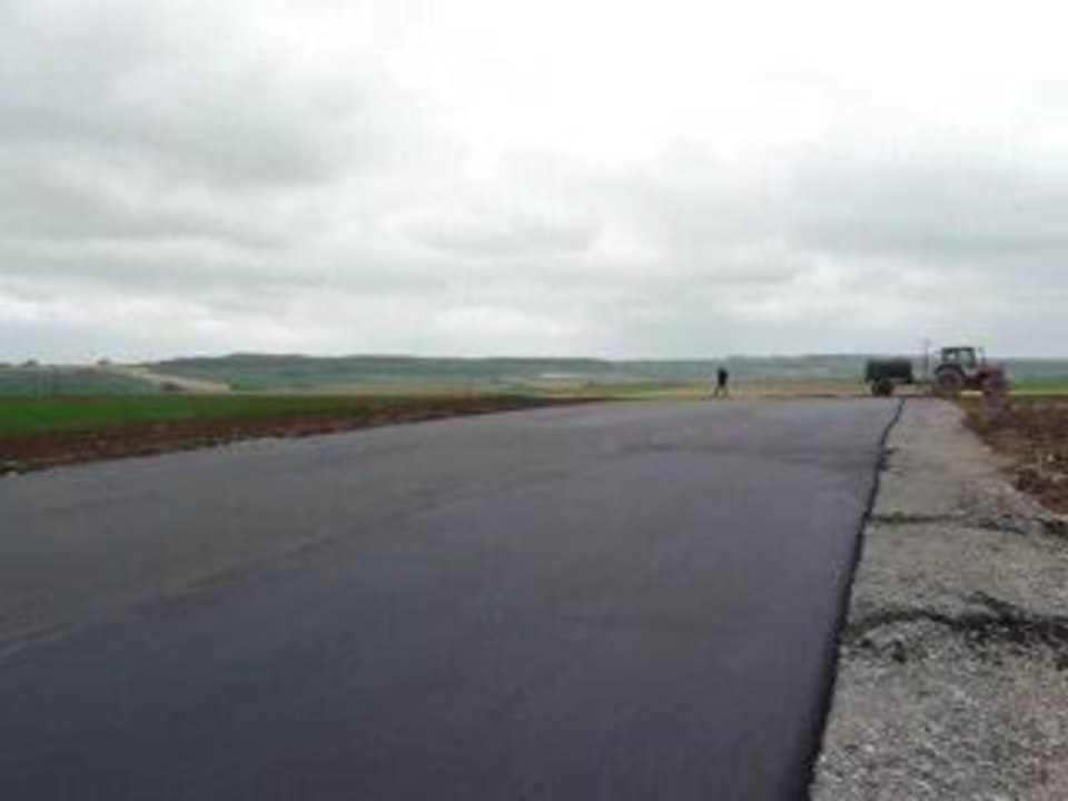Vue du point pilote avec piste goudronnée  ( 05 mai 2009 )