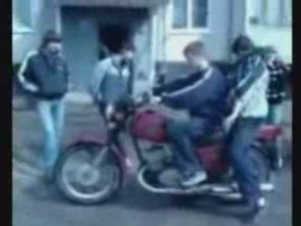 2-hommes-1-moto