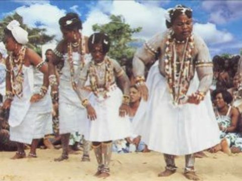 Kemi Seba enseigne à l'Institut Shabazz (culture noire)