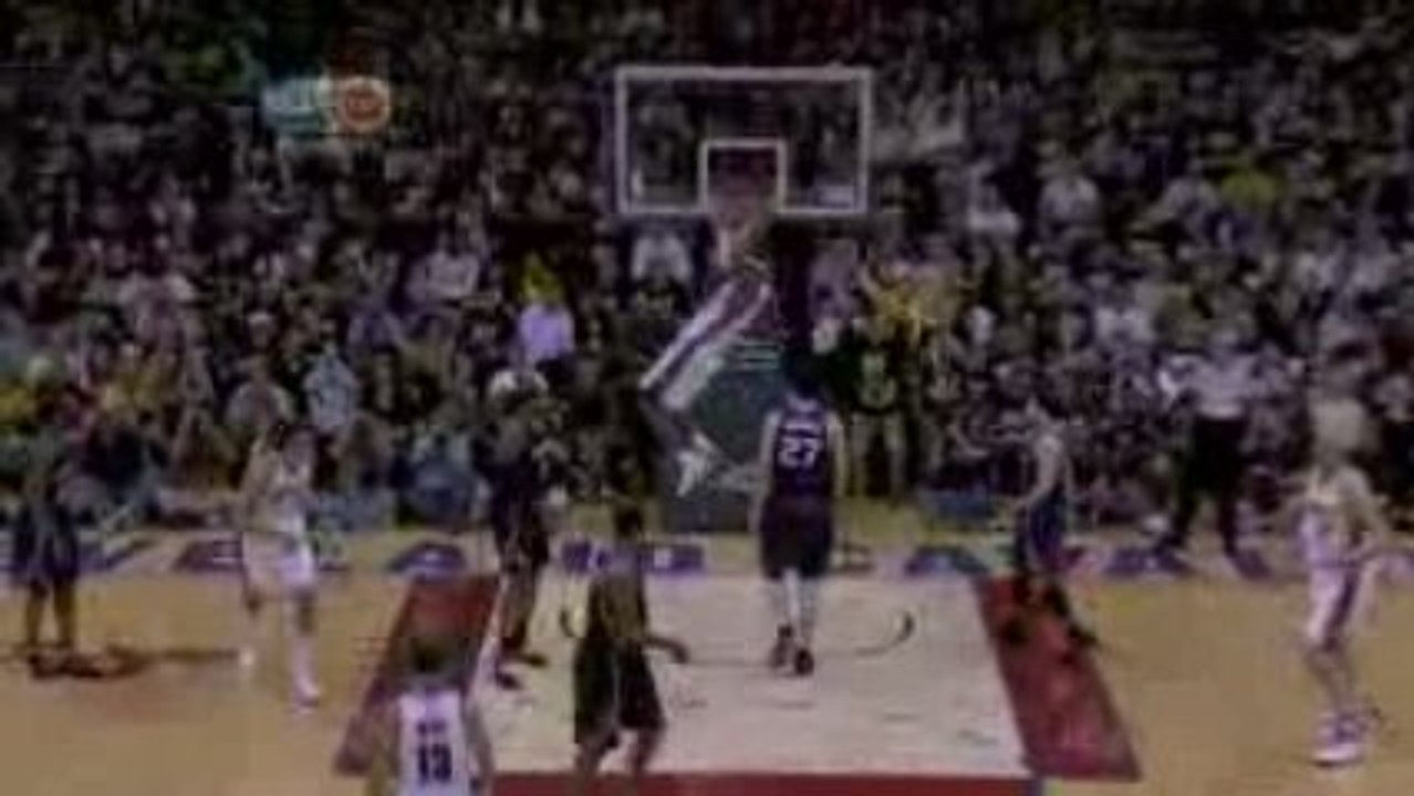 NBA Delonte West throws a wonderful alley-oop pass to LeBron