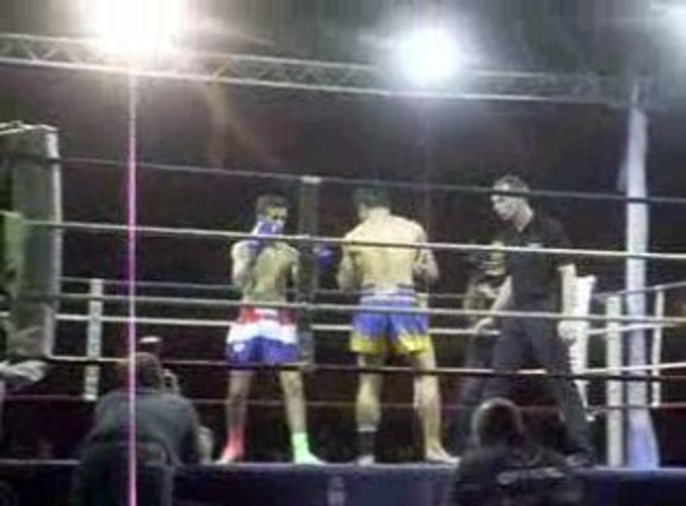 amine Zitouni contre un thailandis victoir d'amine (coude)