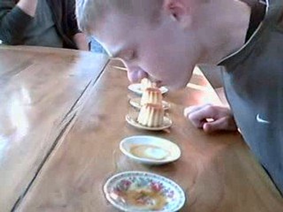 Gobage de six flans en moins de douze secondes