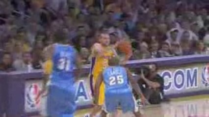 Jordan Farmar finds Trevor Ariza for the inside bucket with