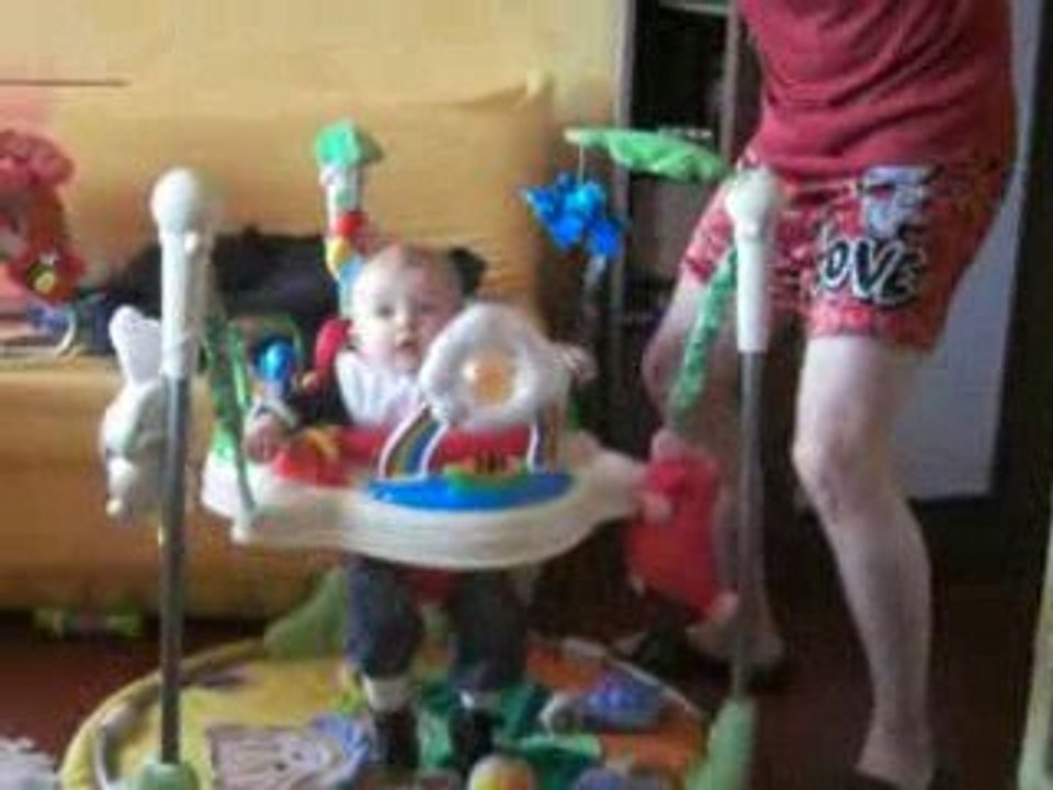 Méliane et papa dansent 9 mois