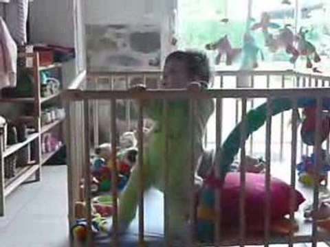 Alice debout dans son parc