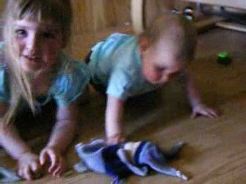 Elio marche à 4 pattes