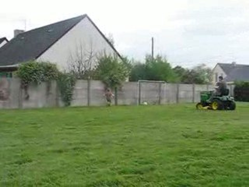 Maëlysse sur le tracteur avec papa