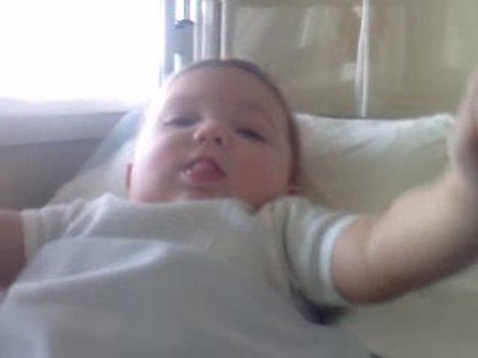 matheo dans son lit ki joue tout seul