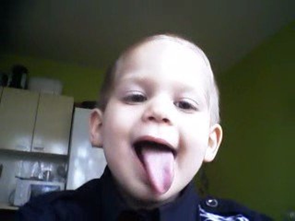 maxou qui prend la camera pour un miroire