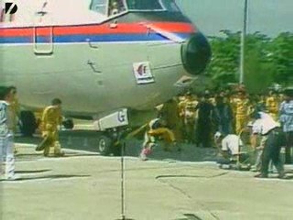 Un Homme tire un Avion avec ses cheveux!