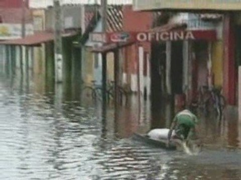 Hundreds of thousands forced out of homes by floods