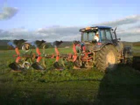 labour avec un valtra M150 et charrue 4 socs