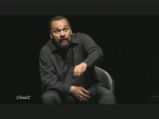 Dieudo reçoit une chaussure comme BUSH W