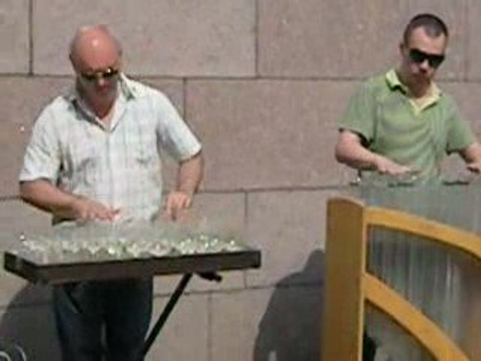 Musiciens sur tubes de verre et verres en cristal