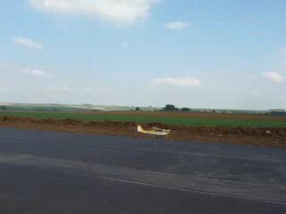 Premier passage bas sur le terrain de Senlis le Sec