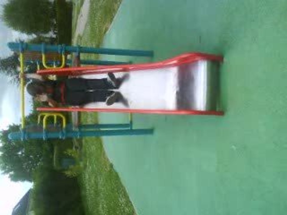 Chloé qui fait du toboggan