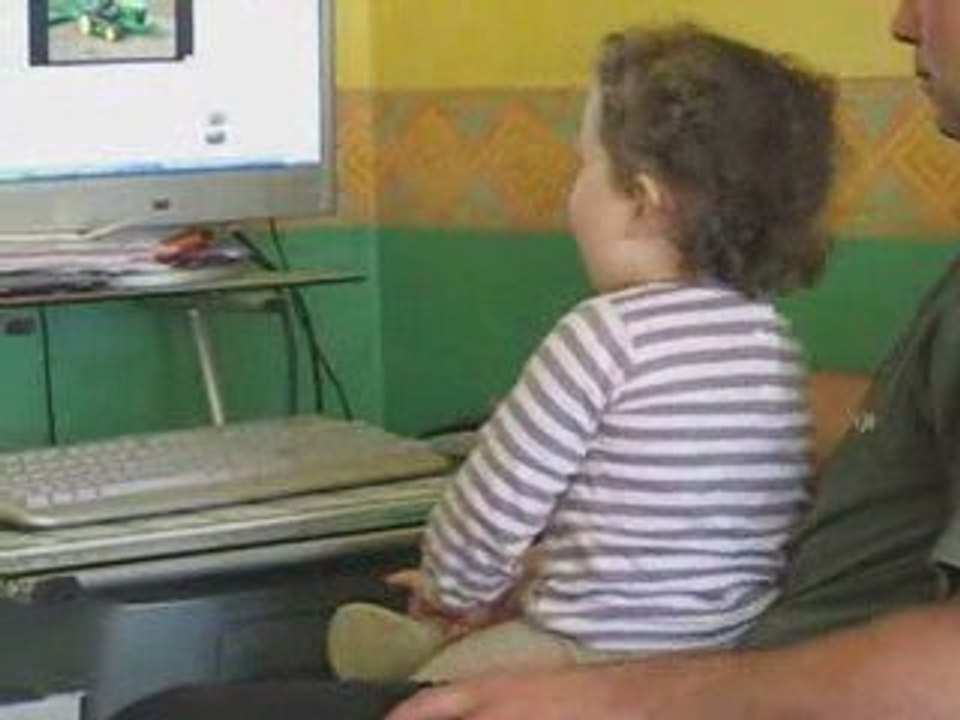 Margot danse sur les genoux de son père...