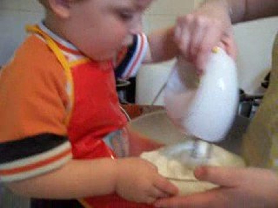 Julian fait de la mousse au chocolat avec maman