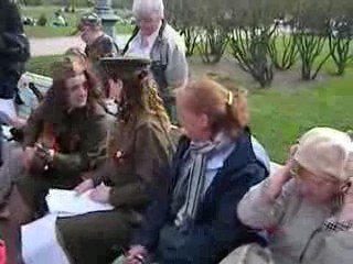 Annie et Irina chantent avec une chorale au champ de mars 2