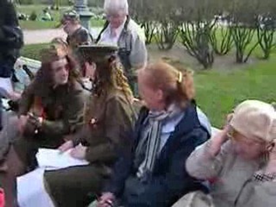 Annie et Irina chantent avec une chorale au champ de mars 2