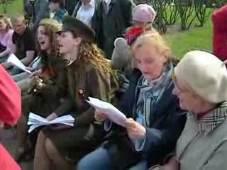 Annie et Irina chantent avec une chorale au champ de mars 4