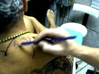 Tattoo de tigre e carpa feita pelo artista Jean Paul Zilli