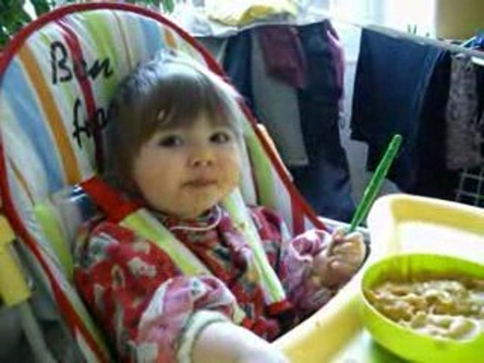 Louise mange ... toute seule  !!!!     Oups  !!!