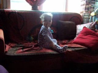 zoé monte sur le canapé