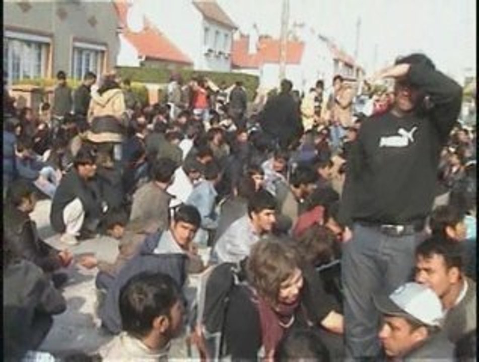 Venue de Besson à Calais, les afghans manifestent