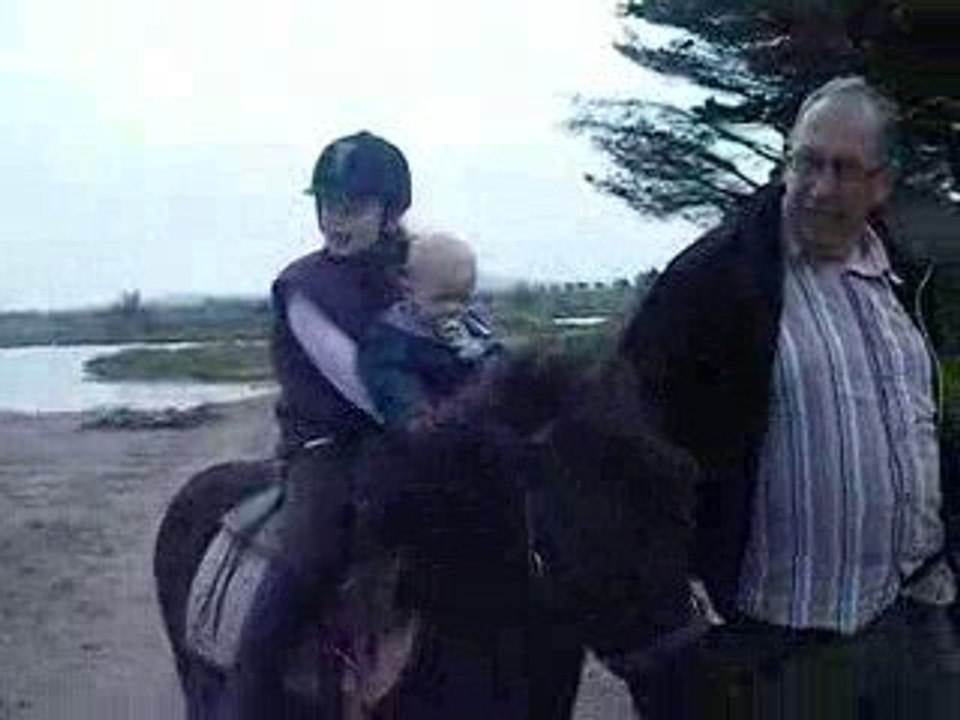 Valentin fait du poney pour sa premiere fois 10mai09 15mois