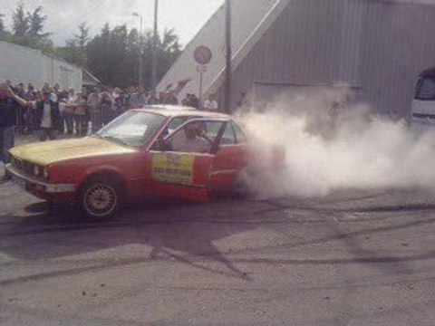 il fai fumer les pneu a mort