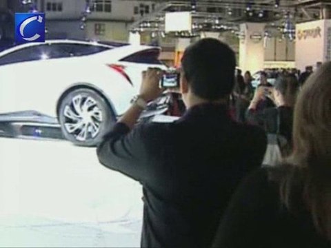 Miles de personas acuden al Salón del Automóvil de BCN