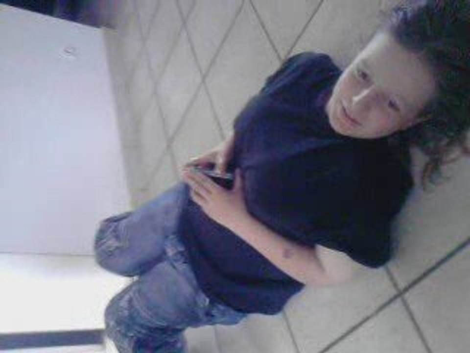 Chloé qui parle de sa chachette de telephone