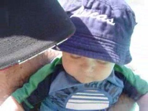 Lucas a la piscine avec son papa