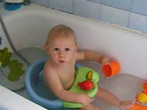 bébé joue dans le bain 12mai09 (val)