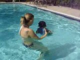 Lucas a la piscine avec sa maman