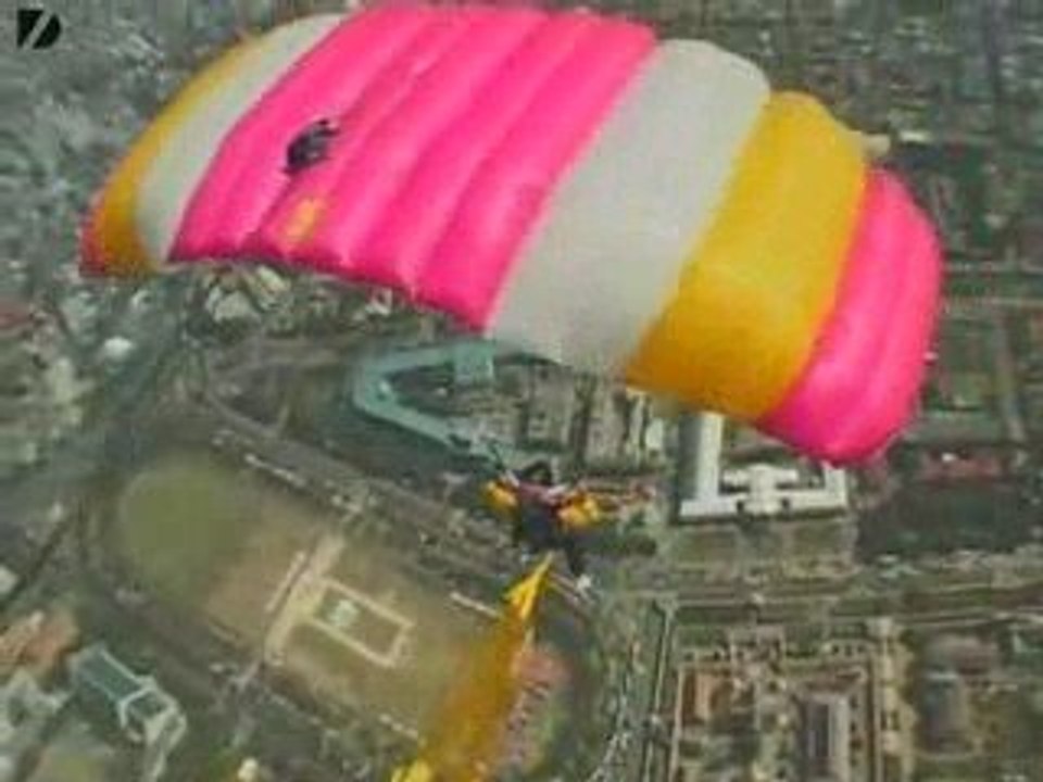 500 people set skydiving record