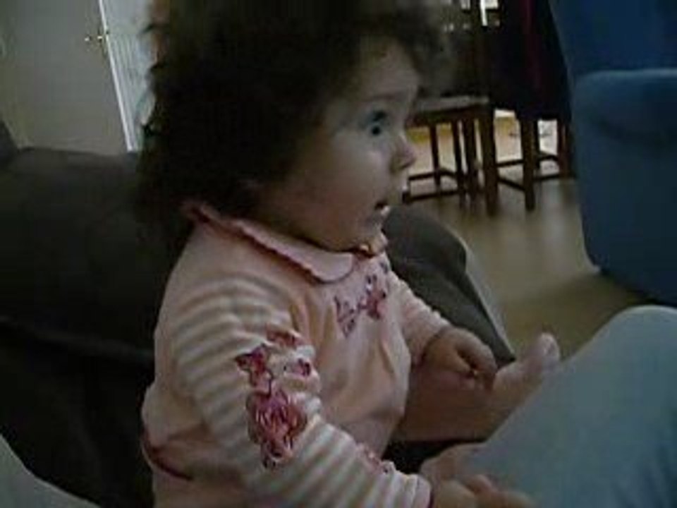 Assise à côté de maman