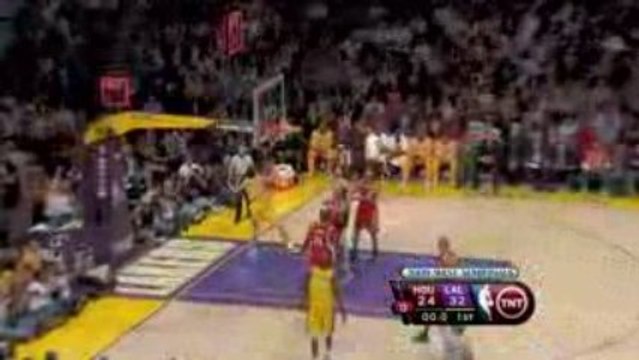 Jordan Farmar nails a jumper at the end of the first quarter