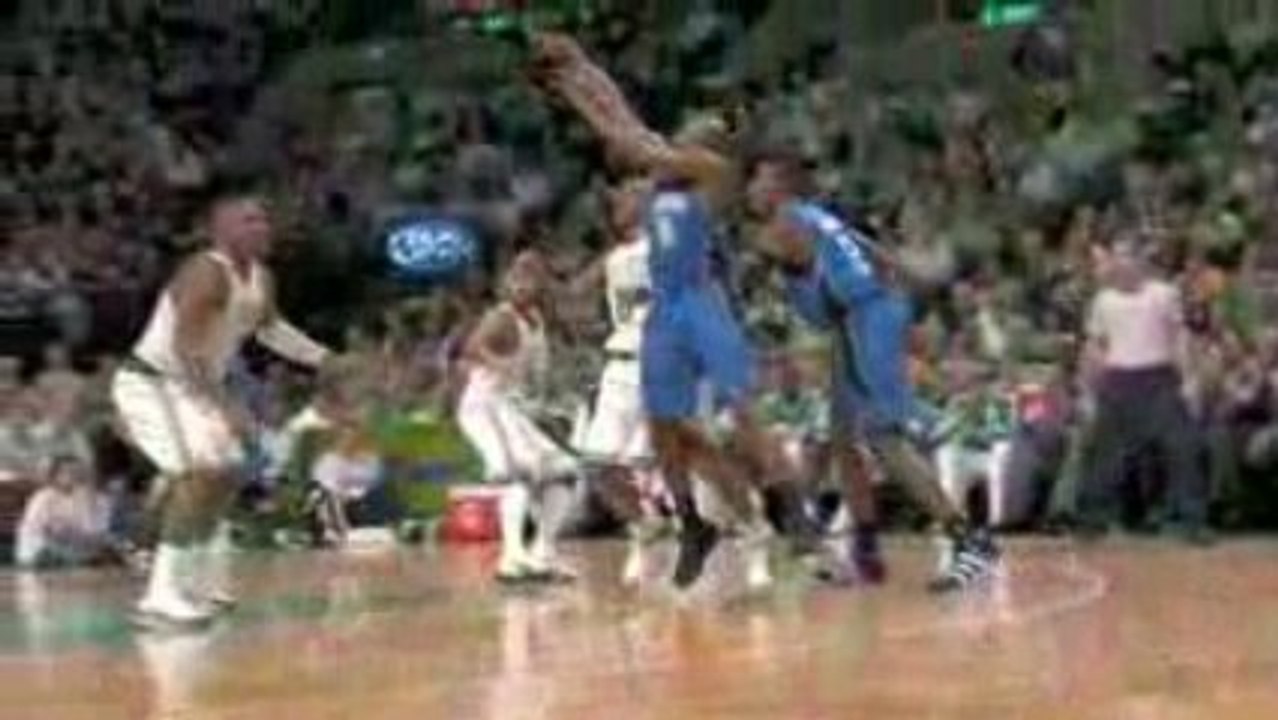 Anthony Johnson throws a wonderful alley-oop pass to Mickael