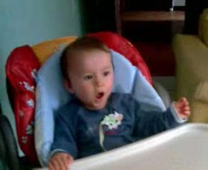 Samuel sur sa chaise